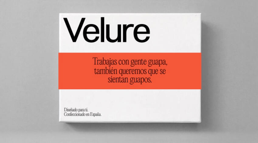 Ejemplo de packaging que recibe un colaborador con su ropa corporativa